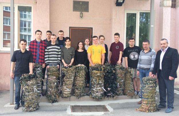 Студенти та викладачі істфаку перед відправкою маскувальної сітки на Маріупольщину